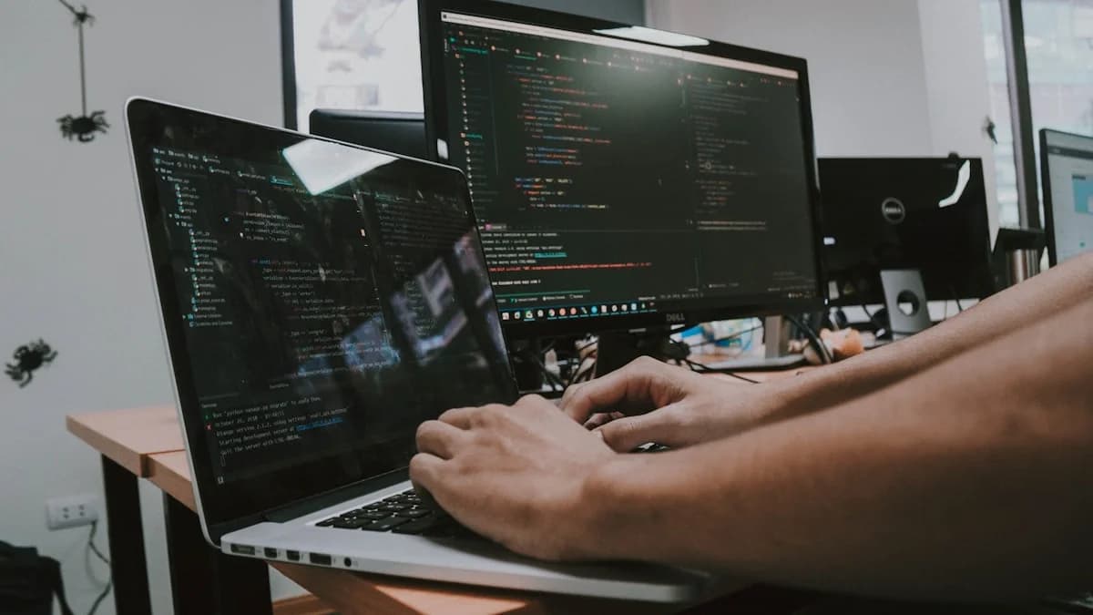 Person typing on a laptop on a desk (Shaming Haky, Unsplash)